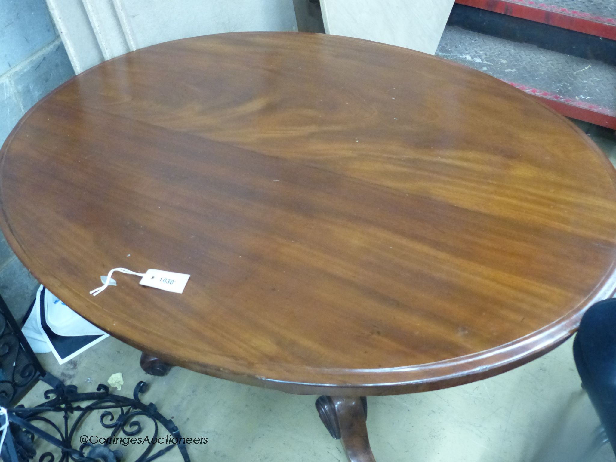 A Victorian mahogany oval centre table, width 120cm, depth 90cm, height 74cm